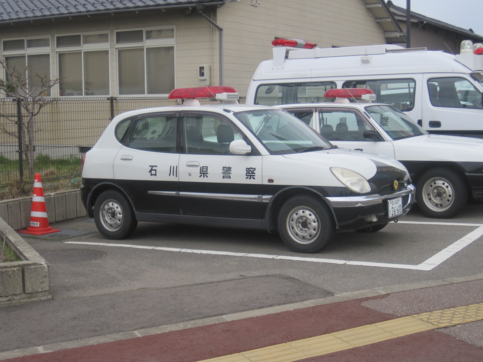 Fichier: Daihatsu Storia Patrolcar.jpg - Wikimedia Commons