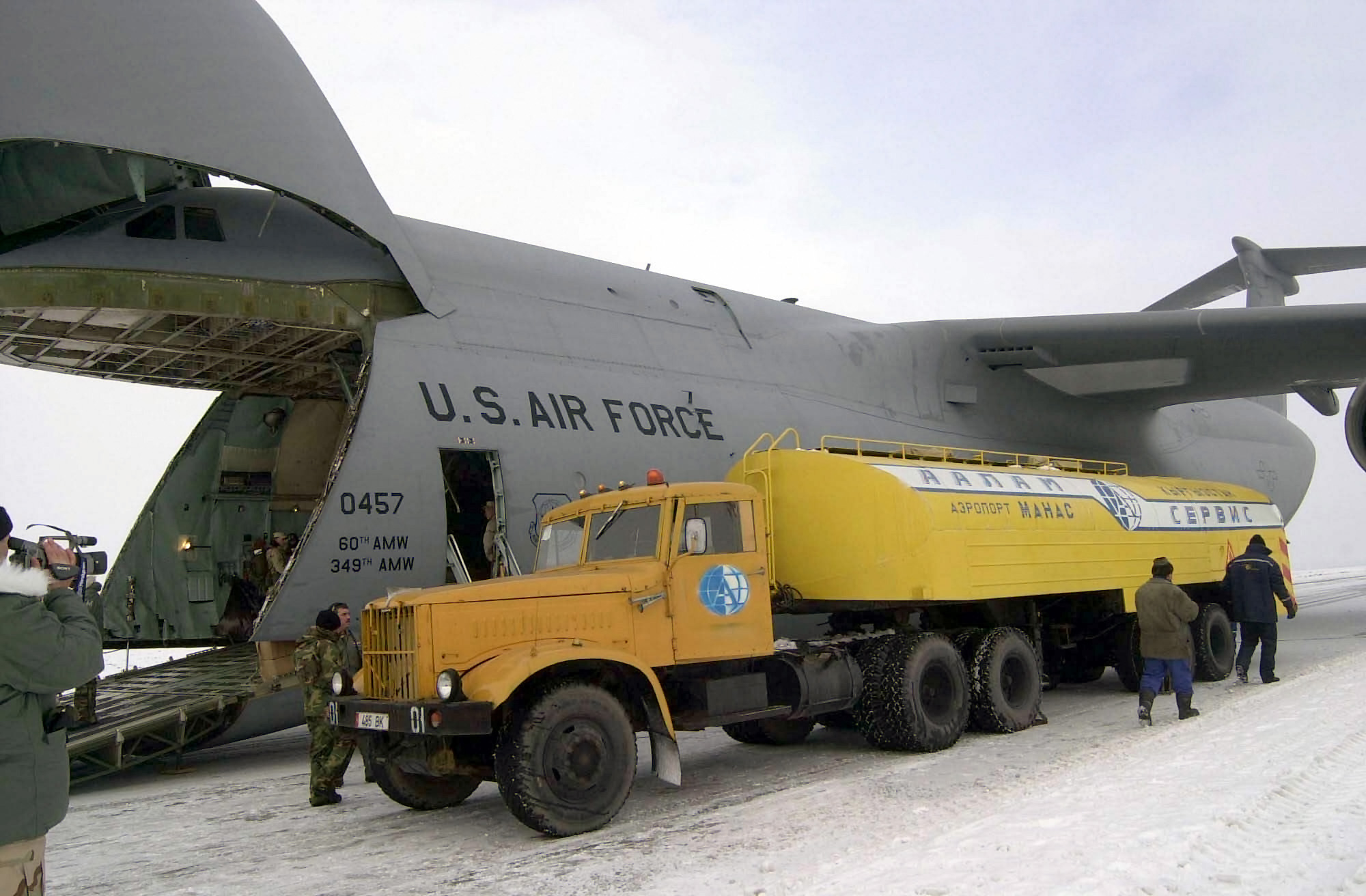 Fichier: Camion-citerne de l'aéroport Kraz-258 au Kirghizistan.JPEG - Wikimédia...