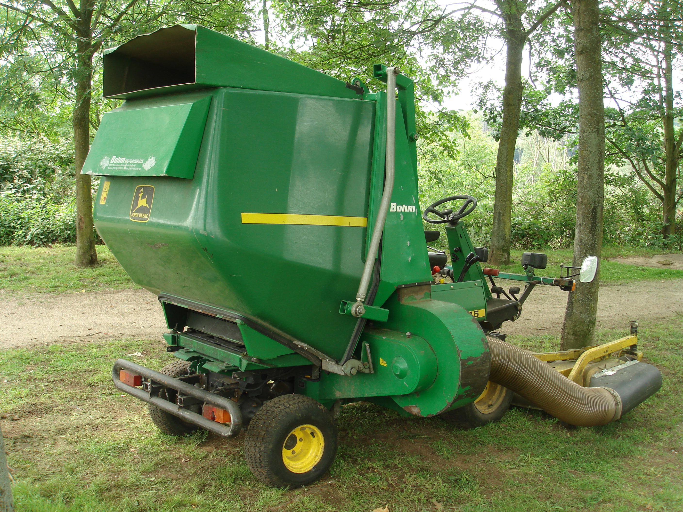 Dossier: Tondeuse à gazon Tracteur John Deere F1145 1.jpg - Wikimedia Commons