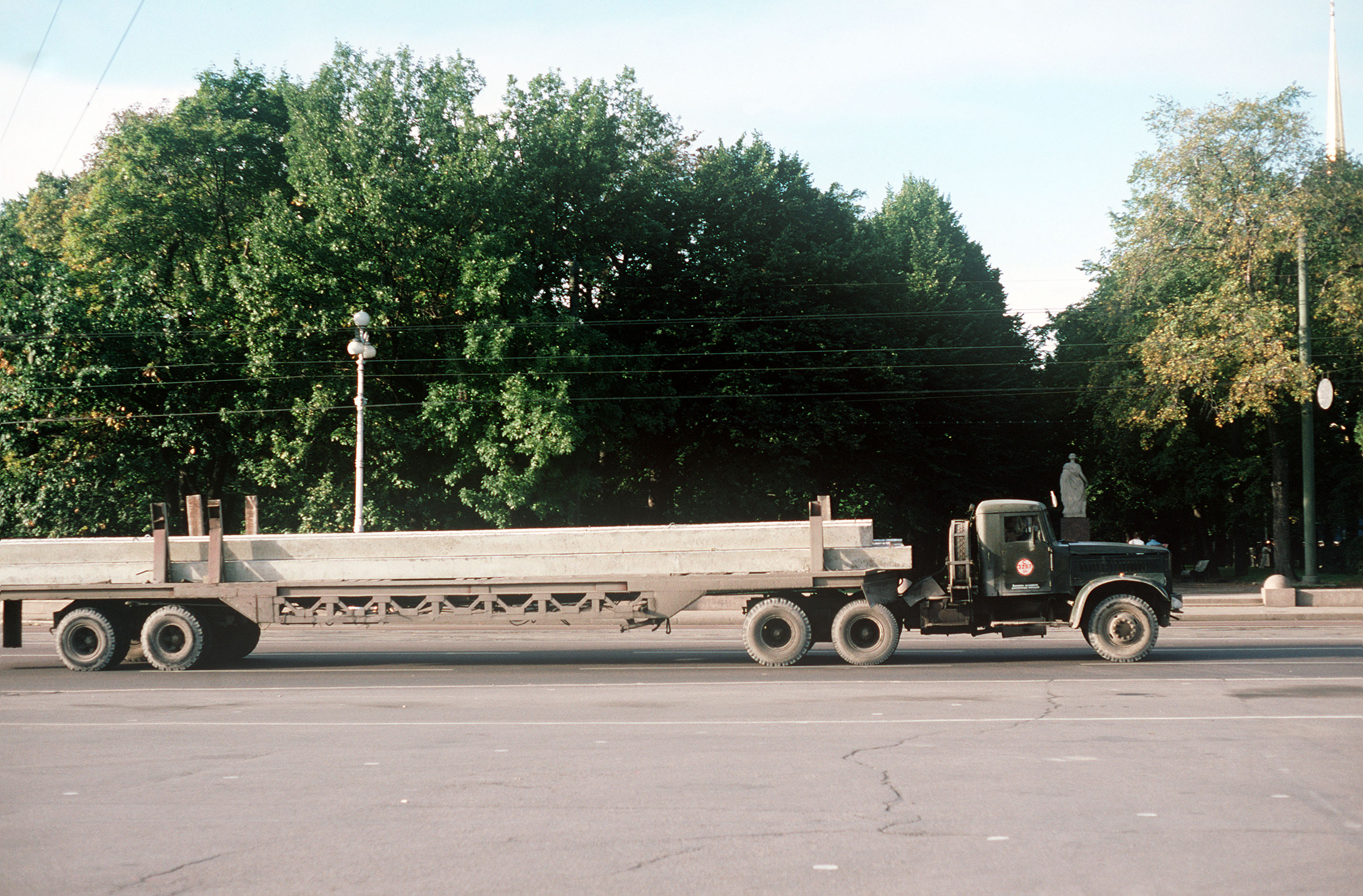 Fichier: Un camion tracteur KrAZ-258 et une remorque de transport.JPEG...