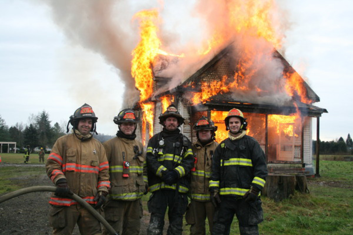 East Pierce Fire and Rescue Effectue une brûlure d'entraînement sur la maison Sumner...