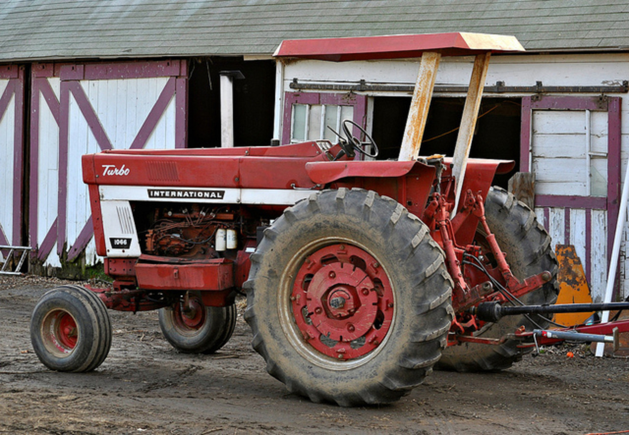 Tracteur moissonneuse International - South Hadley, Massachusetts...