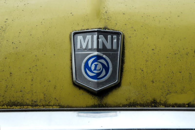 VIEILLES VOITURES GARÉES.: 1976 Austin Mini 1000 Spécial LE.