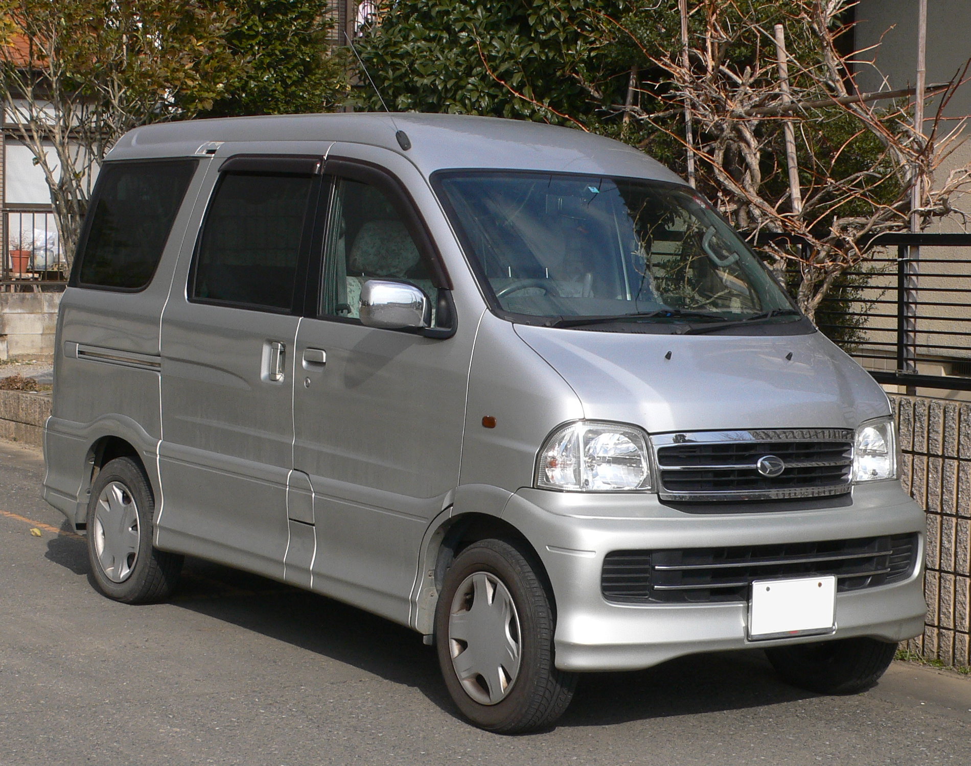 Dossier: 2000 Daihatsu Atrai7 01.jpg - Wikimedia Commons
