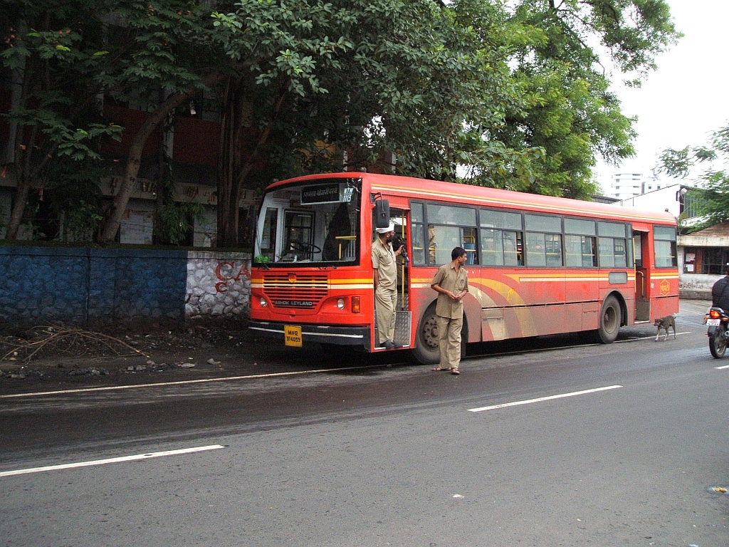 Bus dans le monde entier: Un bus Ashok Leyland à plancher semi-bas à Pune.