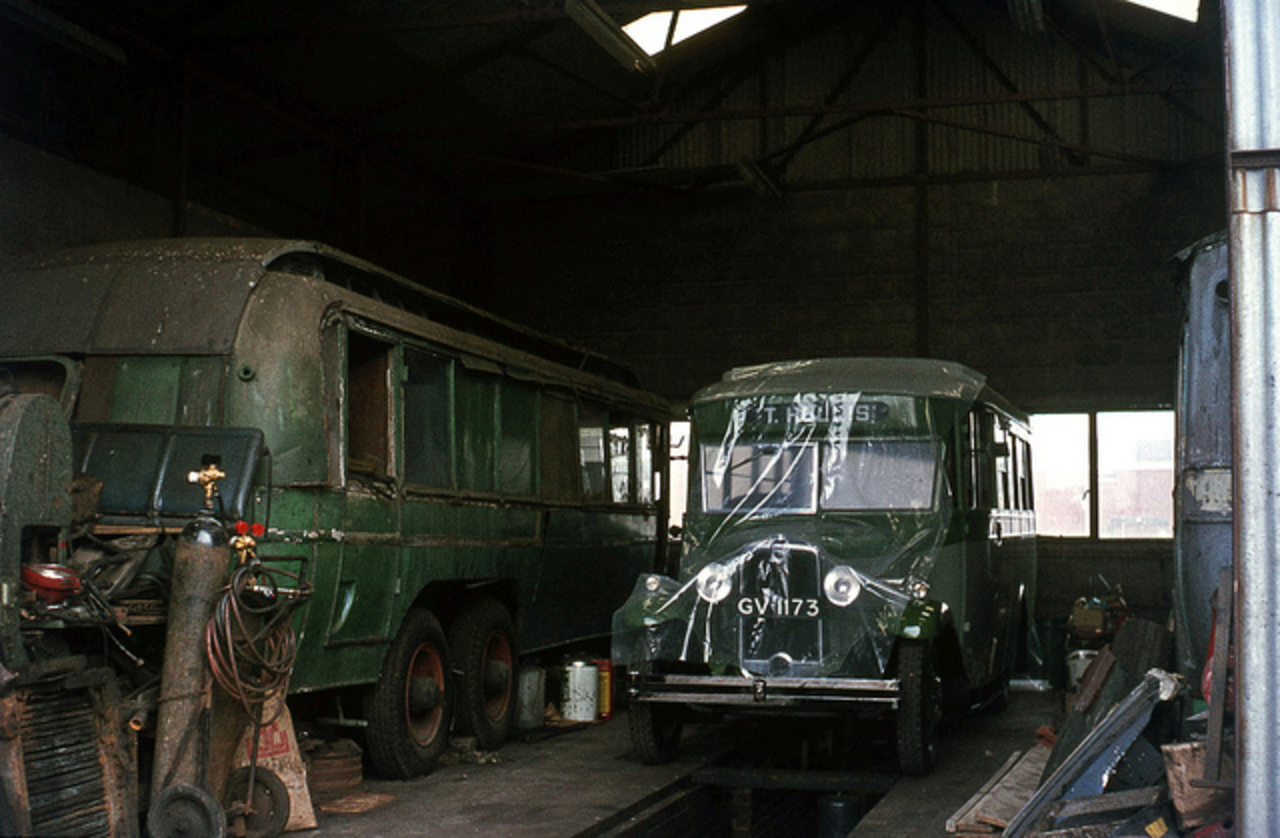 Ex Liverpool Thorneycroft et Bedford WLB au dépôt de Hollis. Août 70...