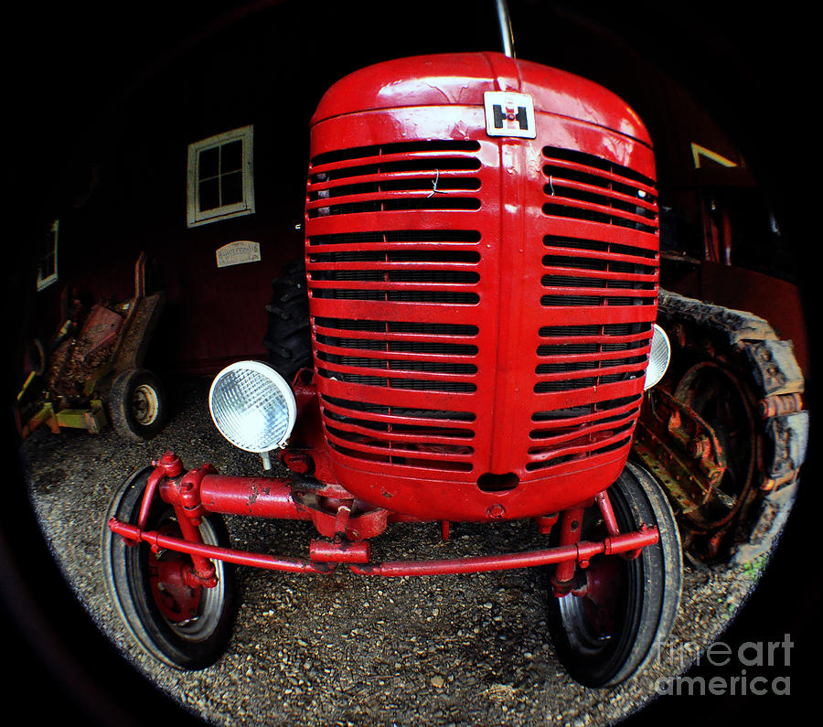 Ancien Tracteur Moissonneuse International Photographié par Clayton Bruster...