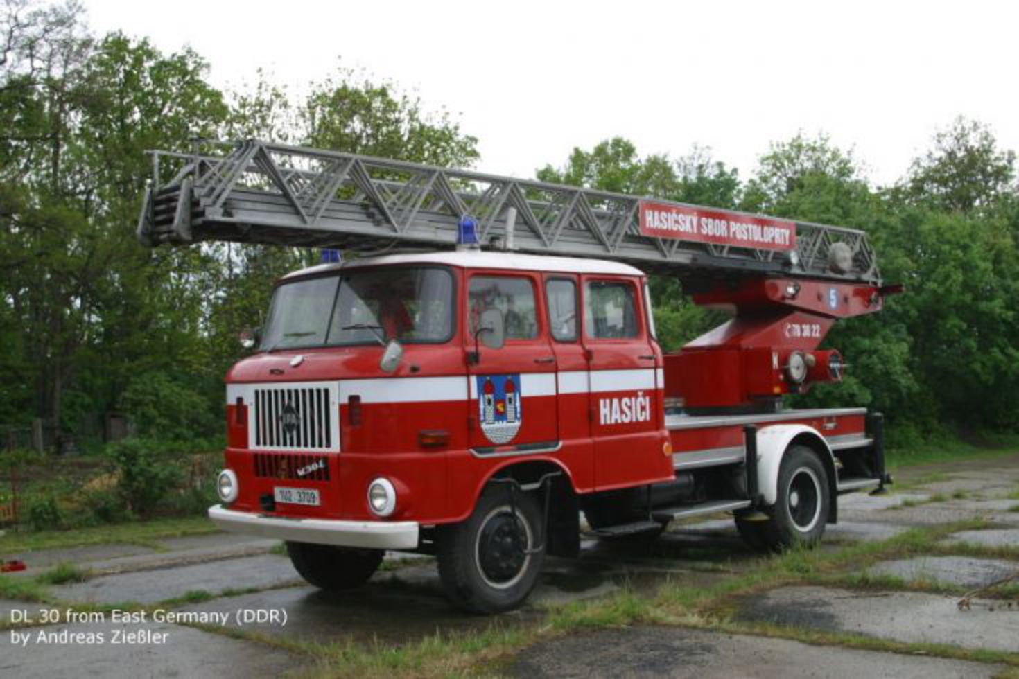 Photos des camions de pompiers - Échelle de plateau tournant IFA W50