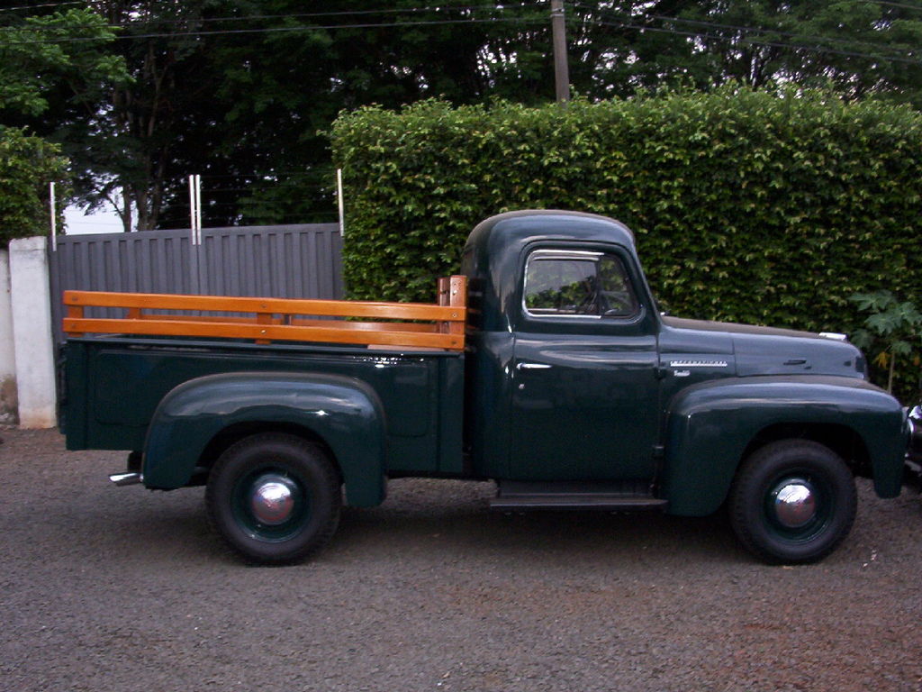 Dossier: 1954 Camion international R110.JPG - Wikimedia Commons