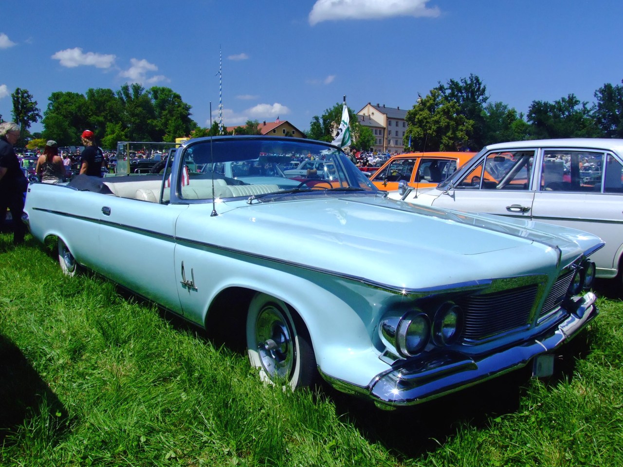 Dossier: Imperial Crown Convertible 1962 1.jpg - Wikimedia Commons