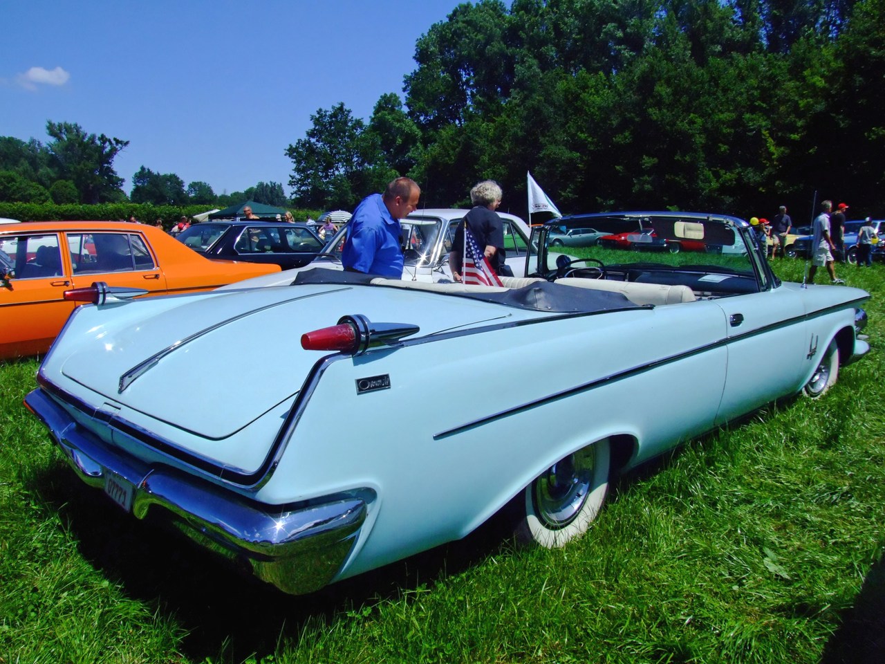 Dossier: Imperial Crown Convertible 1962 2.jpg - Wikimedia Commons