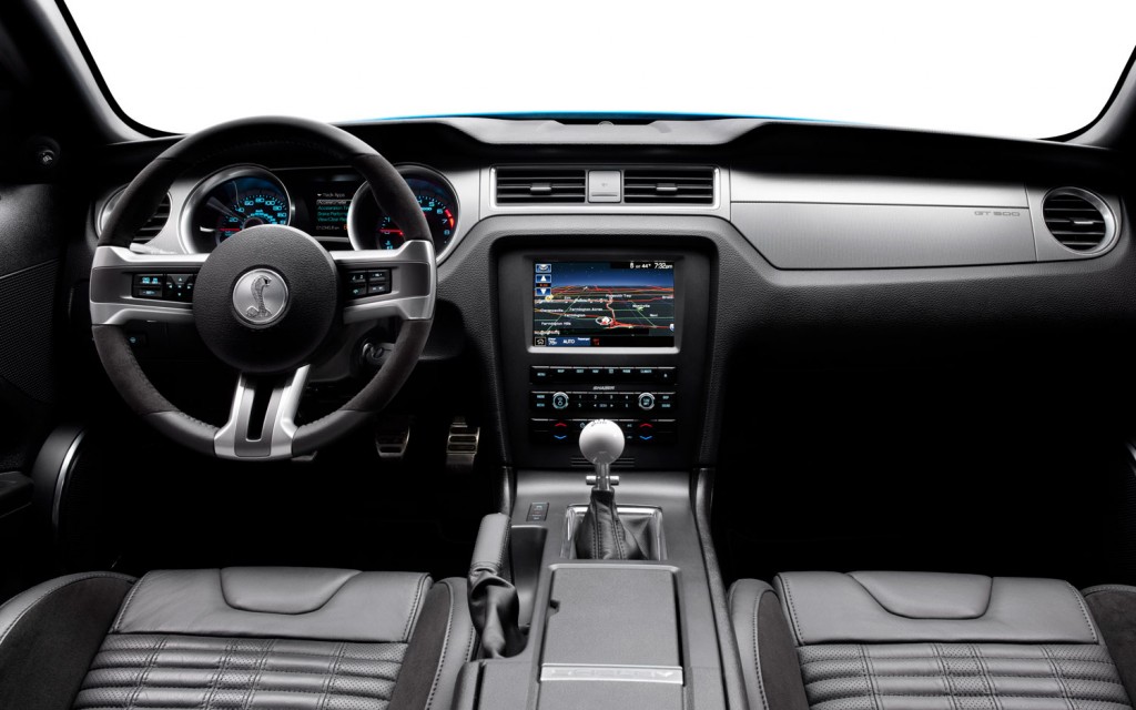 Photo du cockpit de la Ford Shelby GT500 coupé 2013 le 26 juin 2012...