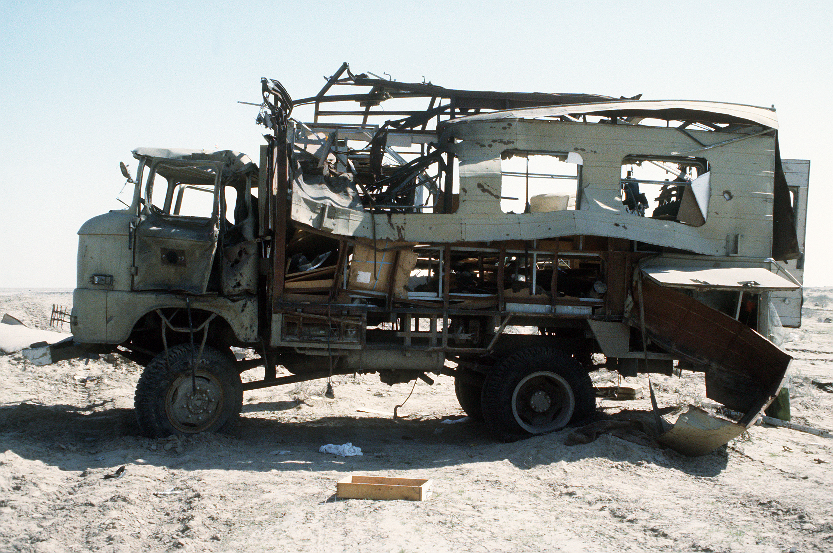 Fichier: Camion IFA W50 détruit de la Garde Républicaine irakienne.JPEG...