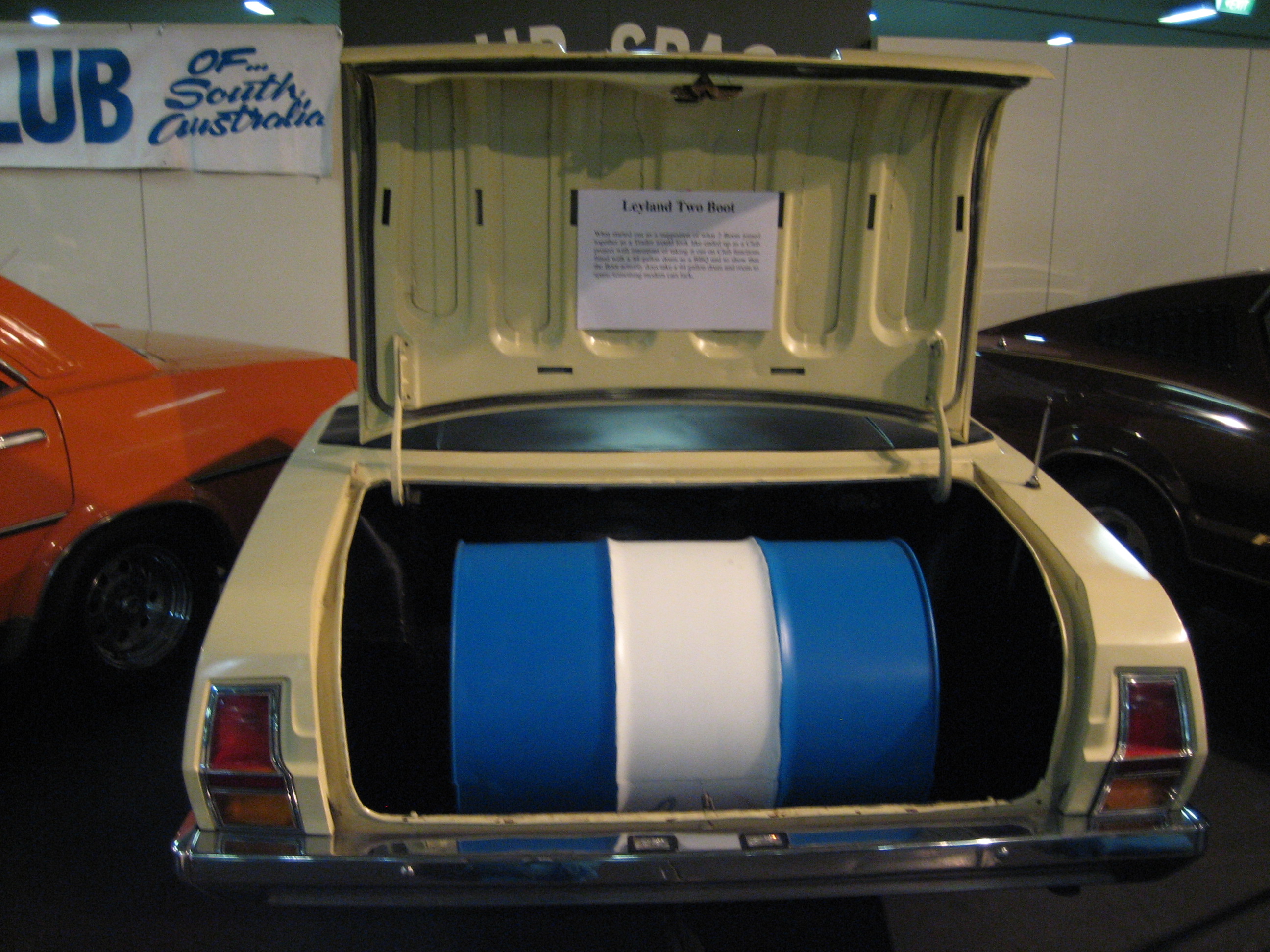 Fichier: Leyland P76 avec tambour de 44 gallons.JPG - Wikimedia Commons