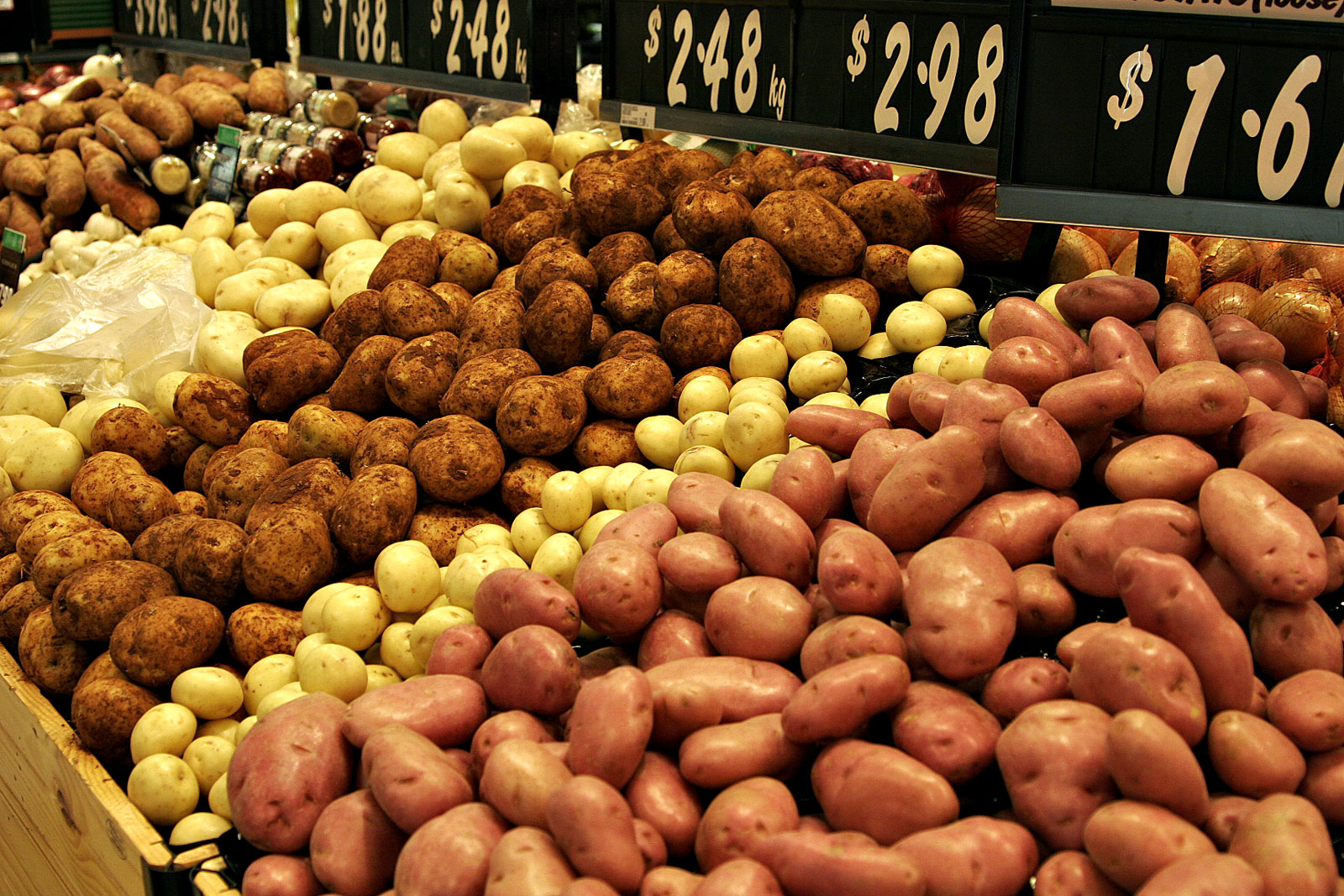 Fichier: Différents types de pommes de terre à vendre.jpg - Wikimedia Commons