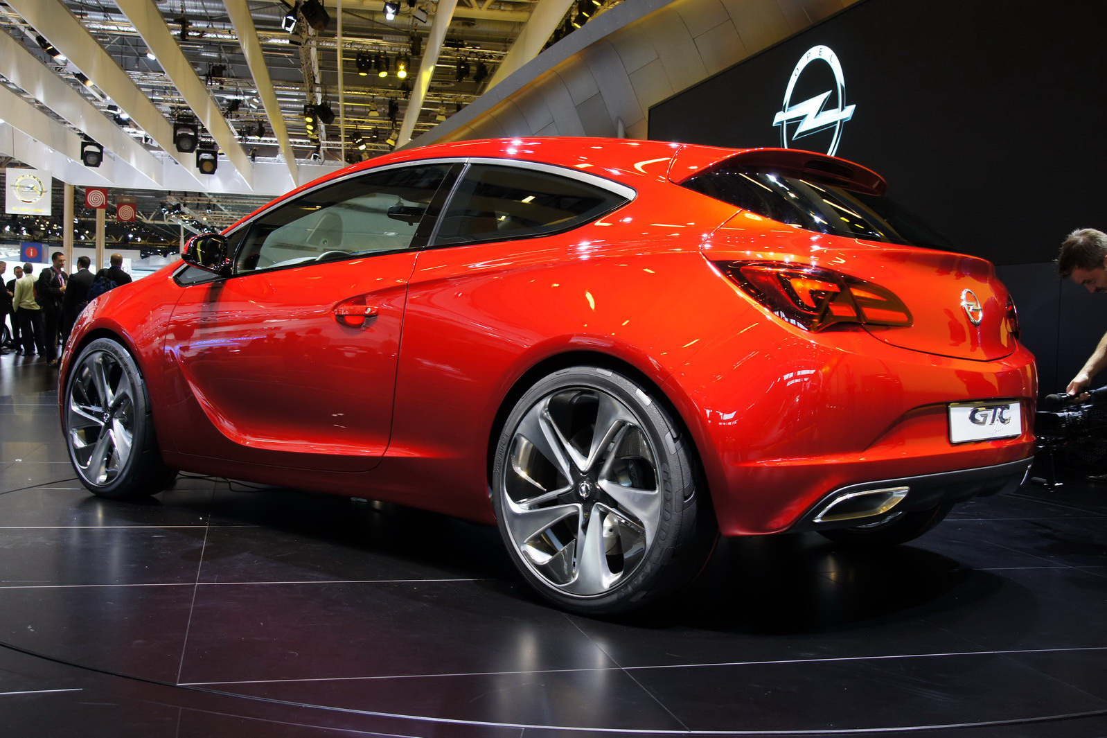 La Nouvelle Trappe Sport Opel Astra GTC Apparaît sur Facebook Complètement Non Dissimulée