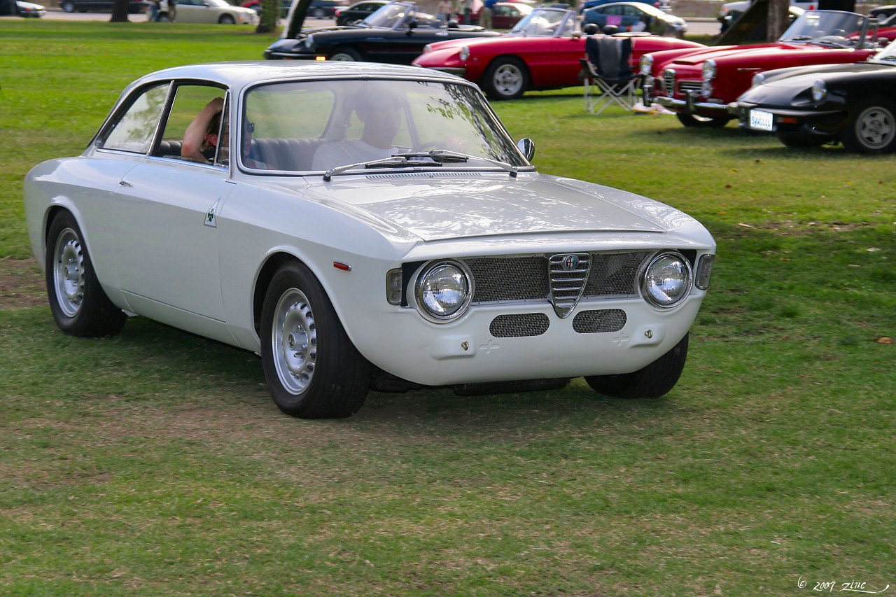 Fichier: 1967 Alfa Romeo Giulia GTA - blanc - fvr.jpg