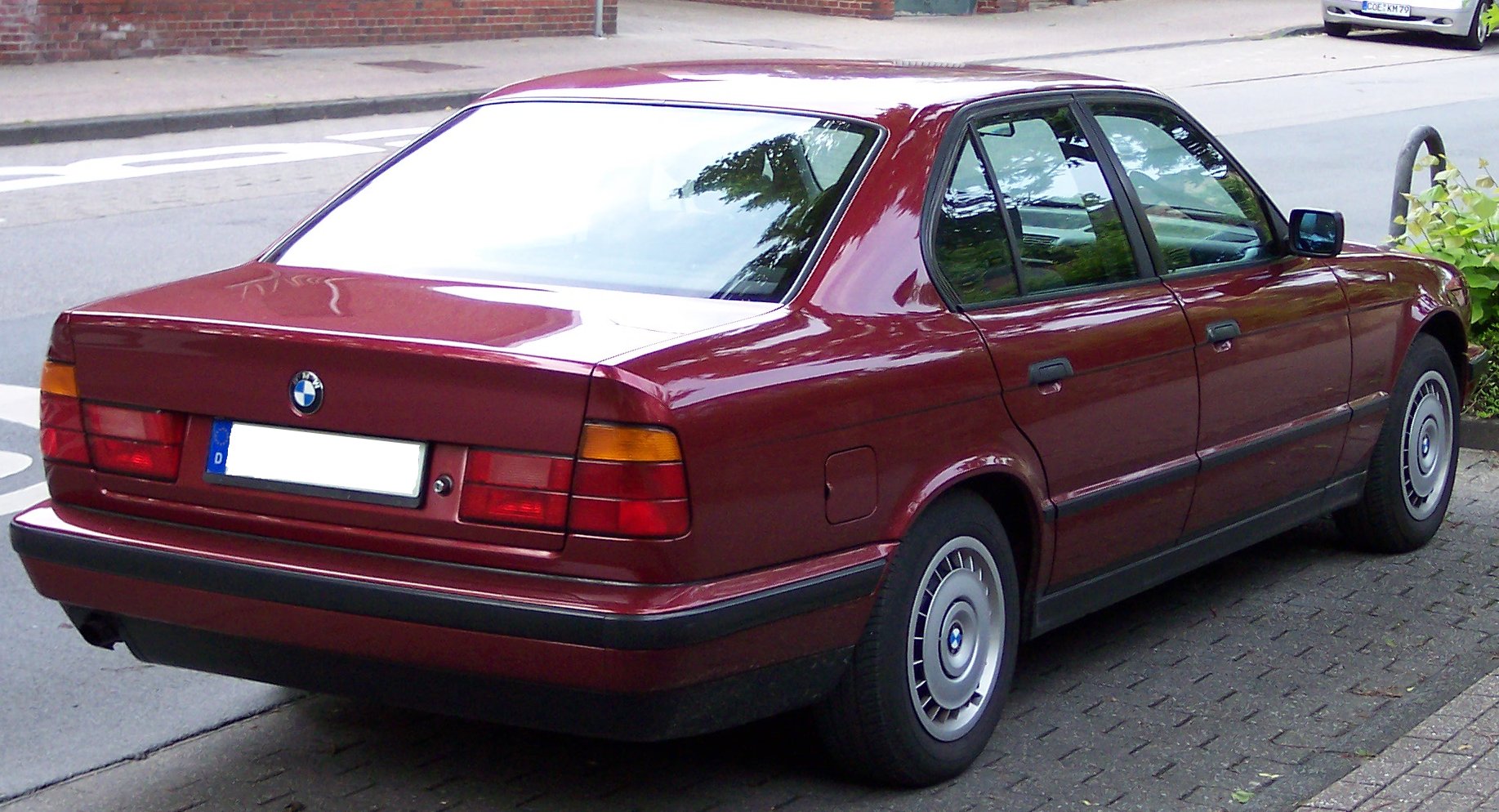 Fichier: BMW Série 5 Ancien Modèle rouge hr.jpg