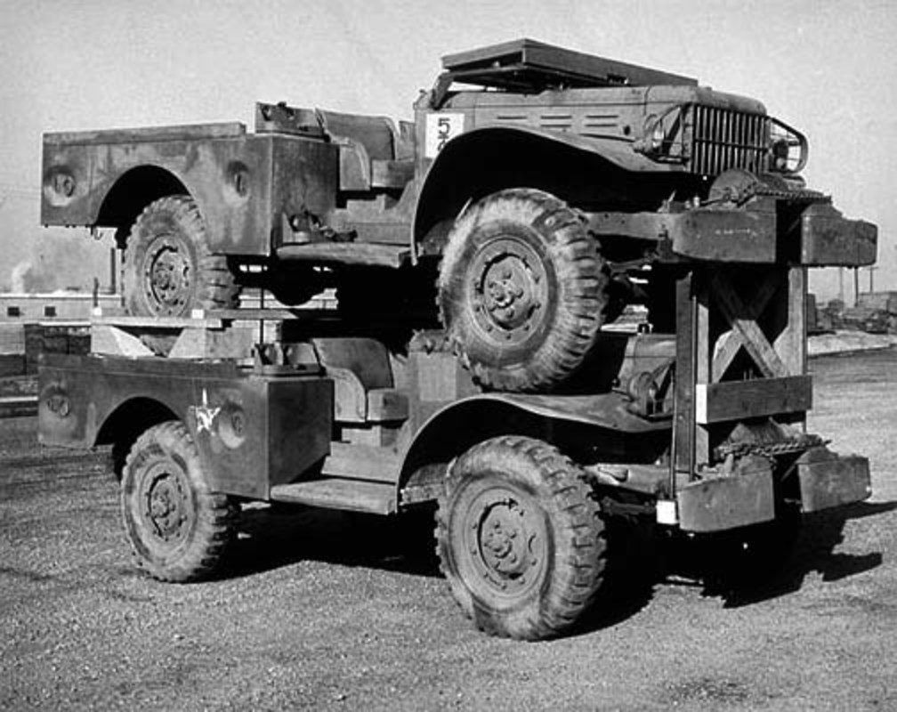 Une paire de camions porte-armes WC-52 3/4 tonnes 4x4 emballés pour l'expédition à