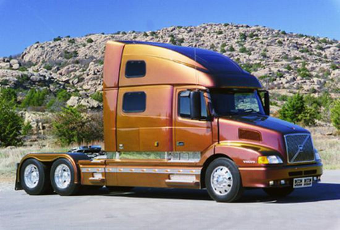 Photo de camion Volvo VN770 2000 de couleur bronze à l'avant droit.
