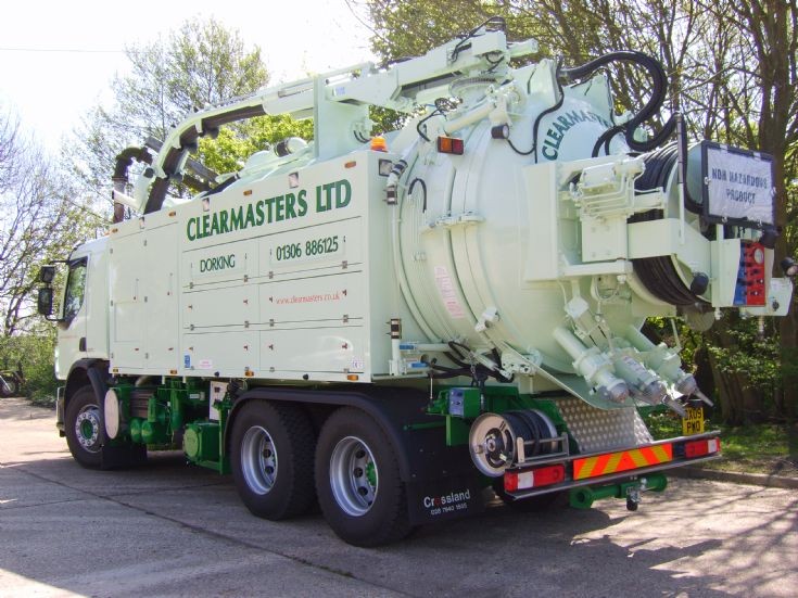 Clearmasters Ltd nettoie le camion-citerne à jet / vac Volvo FE 320 6x4, Dorking