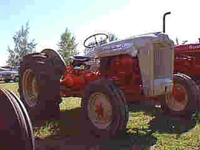 Les tracteurs de la série Ford 600 ont commencé leur production en 1954 et se sont poursuivis jusqu'en