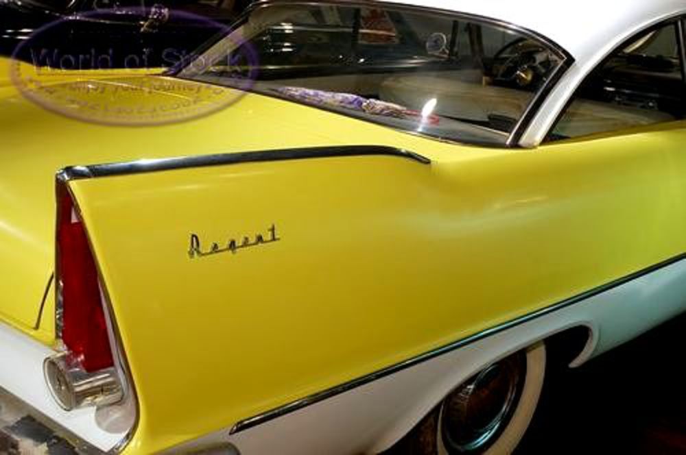 Banque d'images intitulée: Toit rigide Dodge Regent 2 portes jaune 1957, utilisation sans licence