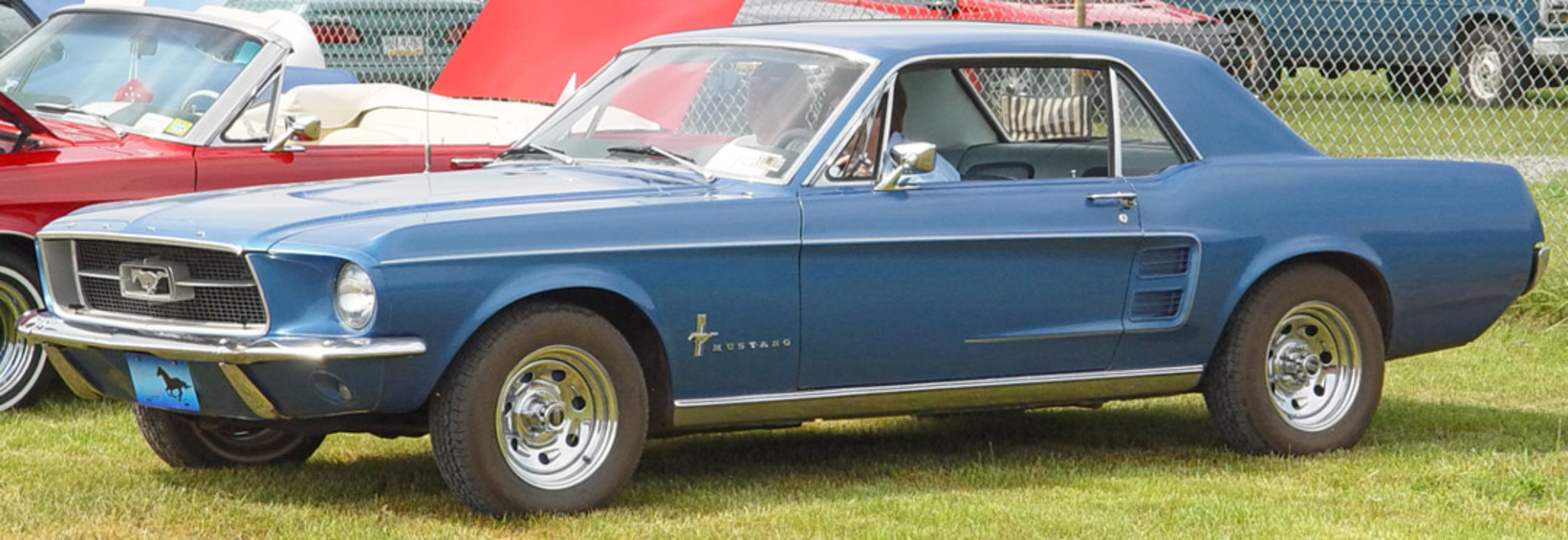 Ford Mustang Coupé 1967 - Angle latéral bleu. Copyright de l'image Roues Sérieuses