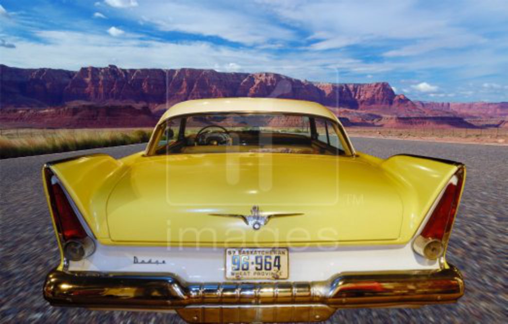 Voiture classique Dodge Regent 1957 traversant l'Arizona