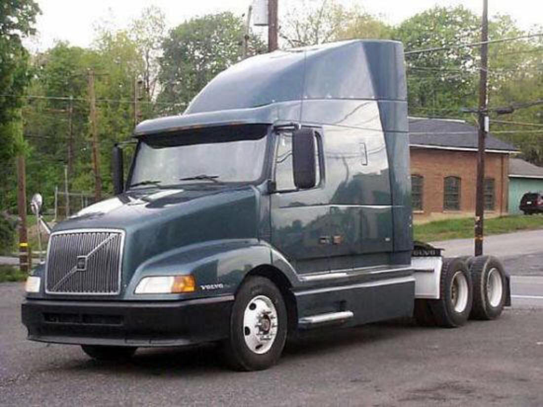 Photo de camion Volvo VNL64T 1998 gris foncé avant gauche.