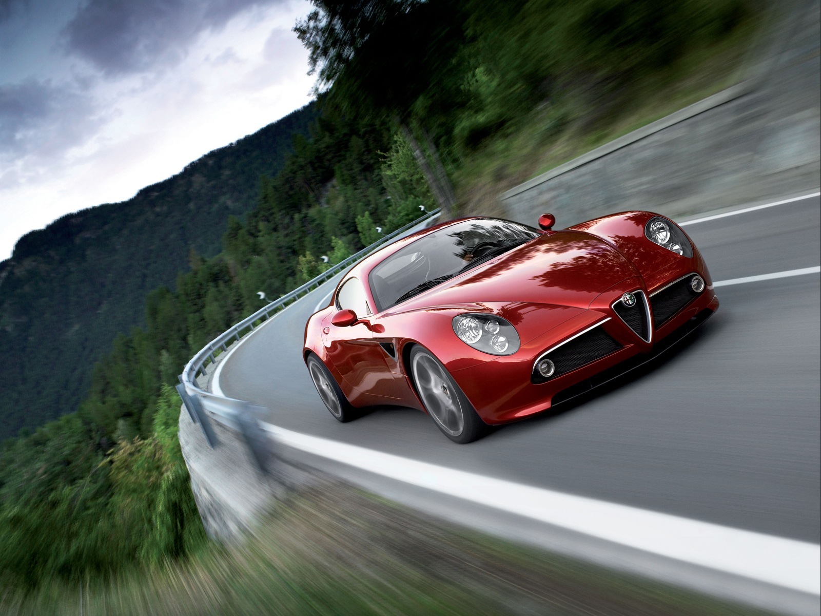 L'Alfa Romeo 8C Competizione est un art. Une voiture faite de beauté et de courbes gardées