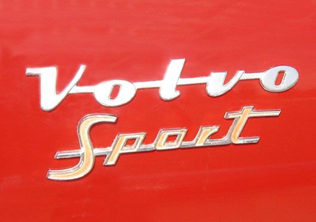 Emblème de bouclier Volvo d'une Volvo P1800 S de 1965. volvo pv544 sport 65