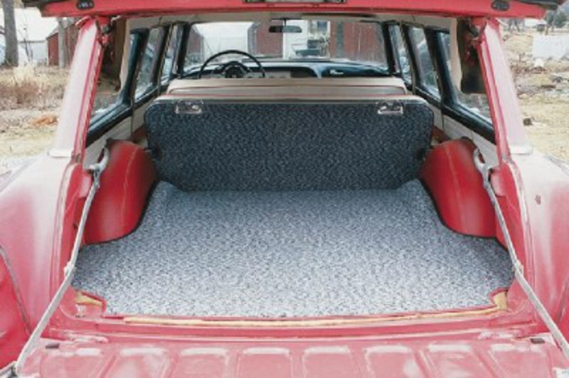 Le grand espace de chargement a fait du break personnalisé Dodge Royal Sierra de 1955 un