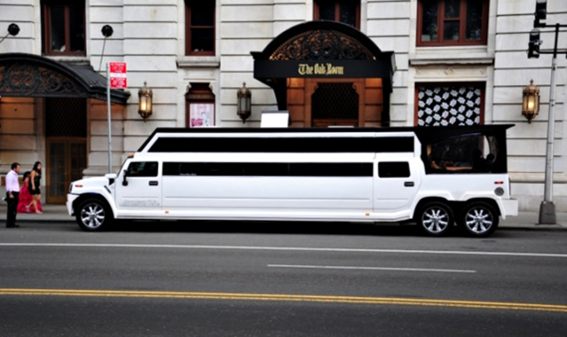 Modifié par un service de location de limousine, ce transformateur de limousine Hummer H2 est le plus