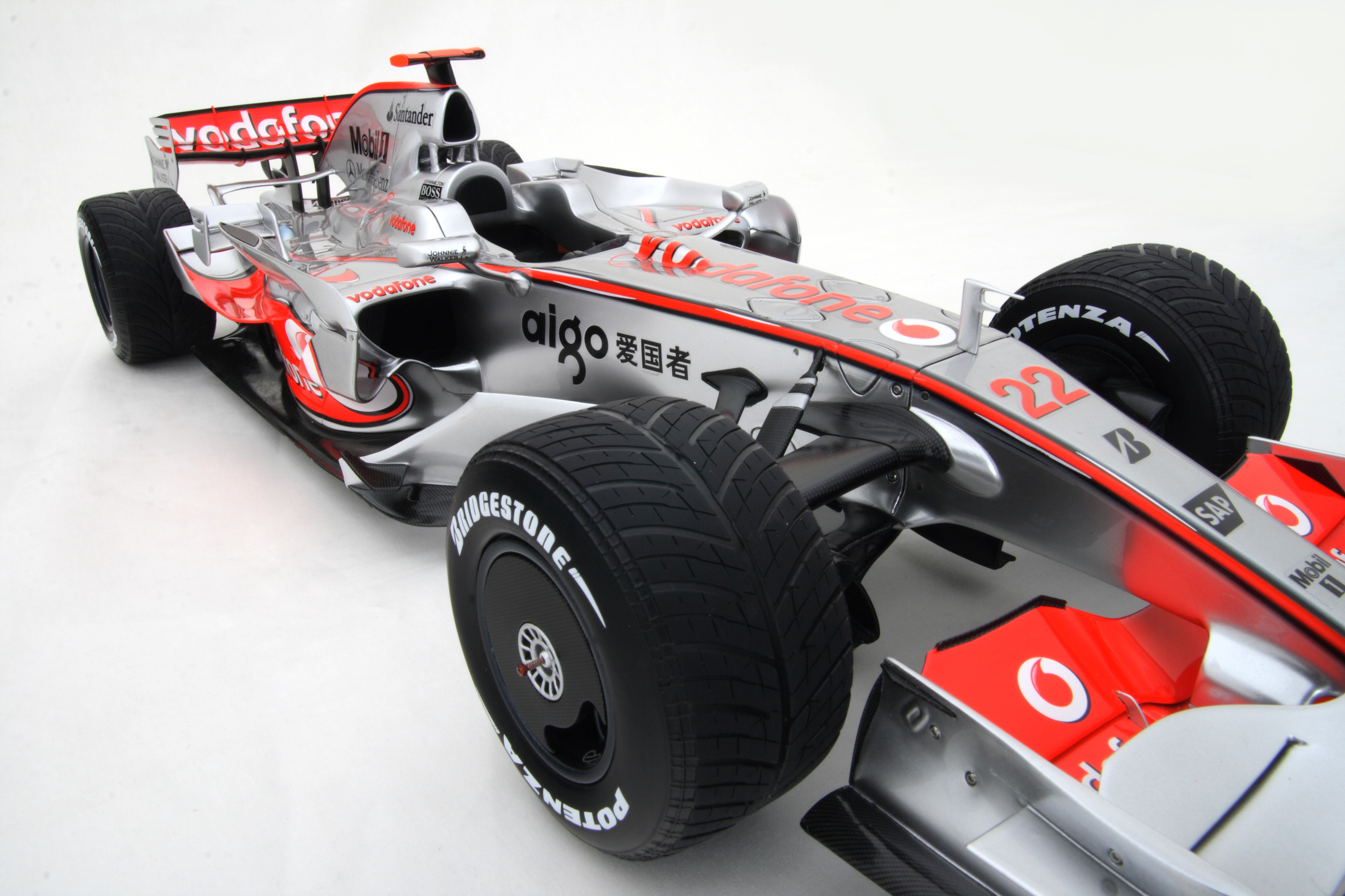 Galerie McLaren MP4-23 Monaco à l'échelle 1:8. Voir l'image