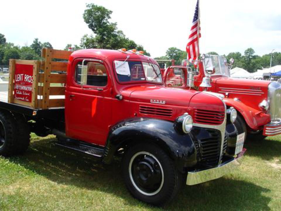 un autre camion ancien Prêté travaille à la restauration, un camion à plat Dodge de 1947.