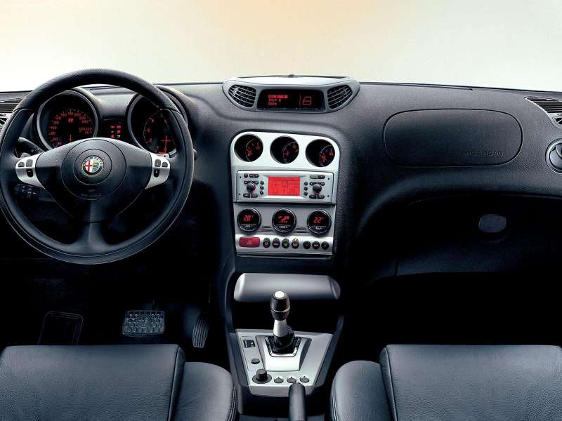 L'Alfa Romeo 156 2003 est conçue et produite par Alfa Romeo.
