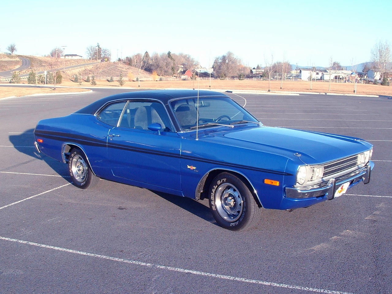La voiture bleue est ma Dodge Demon 340 de 1972.