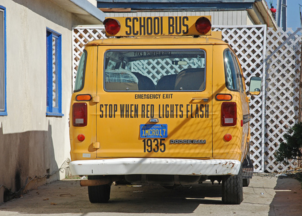 Autobus scolaire Dodge par le métro So Cal