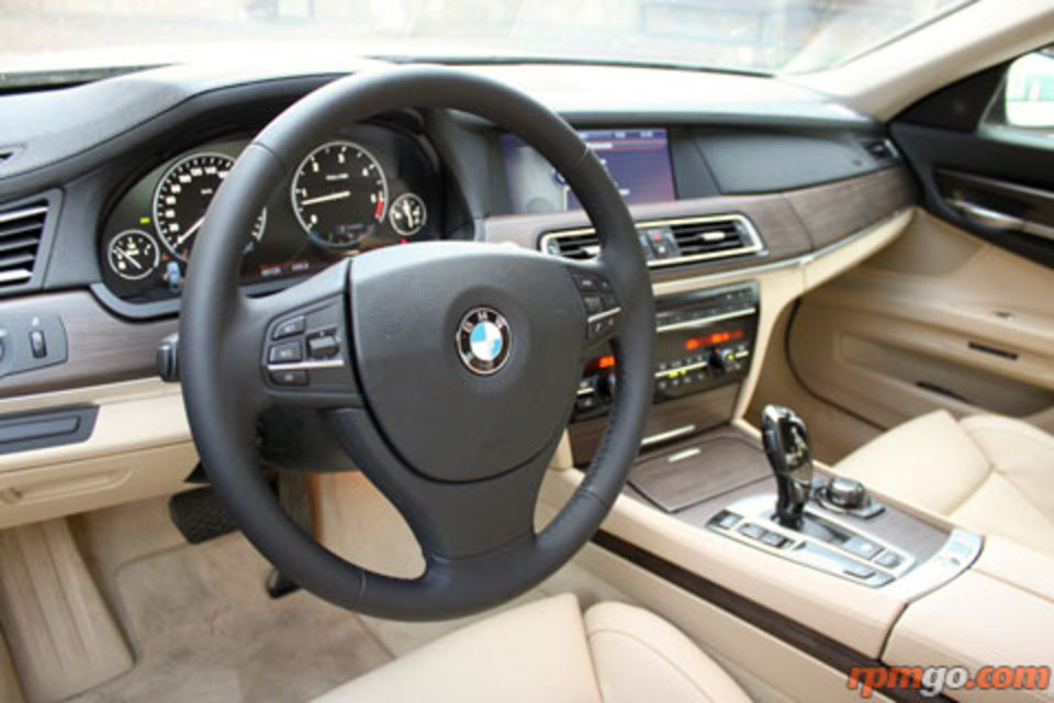 Essai routier BMW 740d. Mais quand vous voyez toutes ses options, vous immédiatement