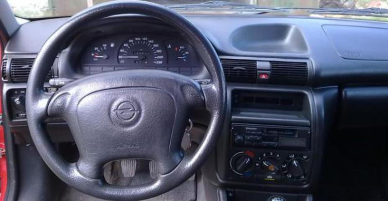 Opel Astra 14 GL Caravan. Voir Télécharger le fond d'écran. 625x324. Commentaire