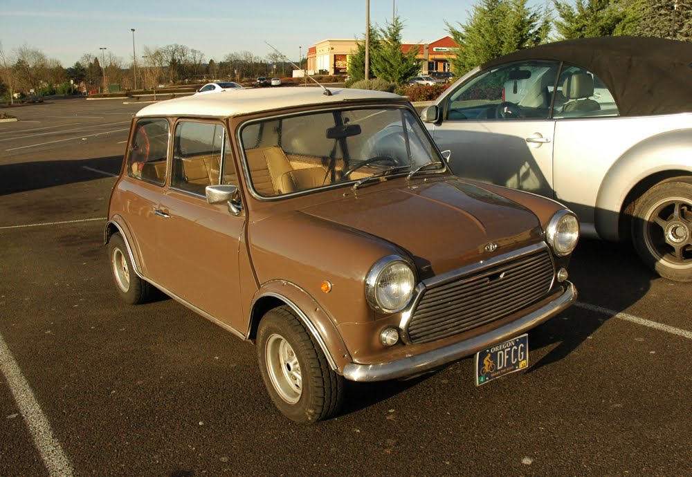 Мини старая версия. Мини Купер Инноченти. Mini Cooper 1971. Бежевый мини Купер старый. Старые в мини.