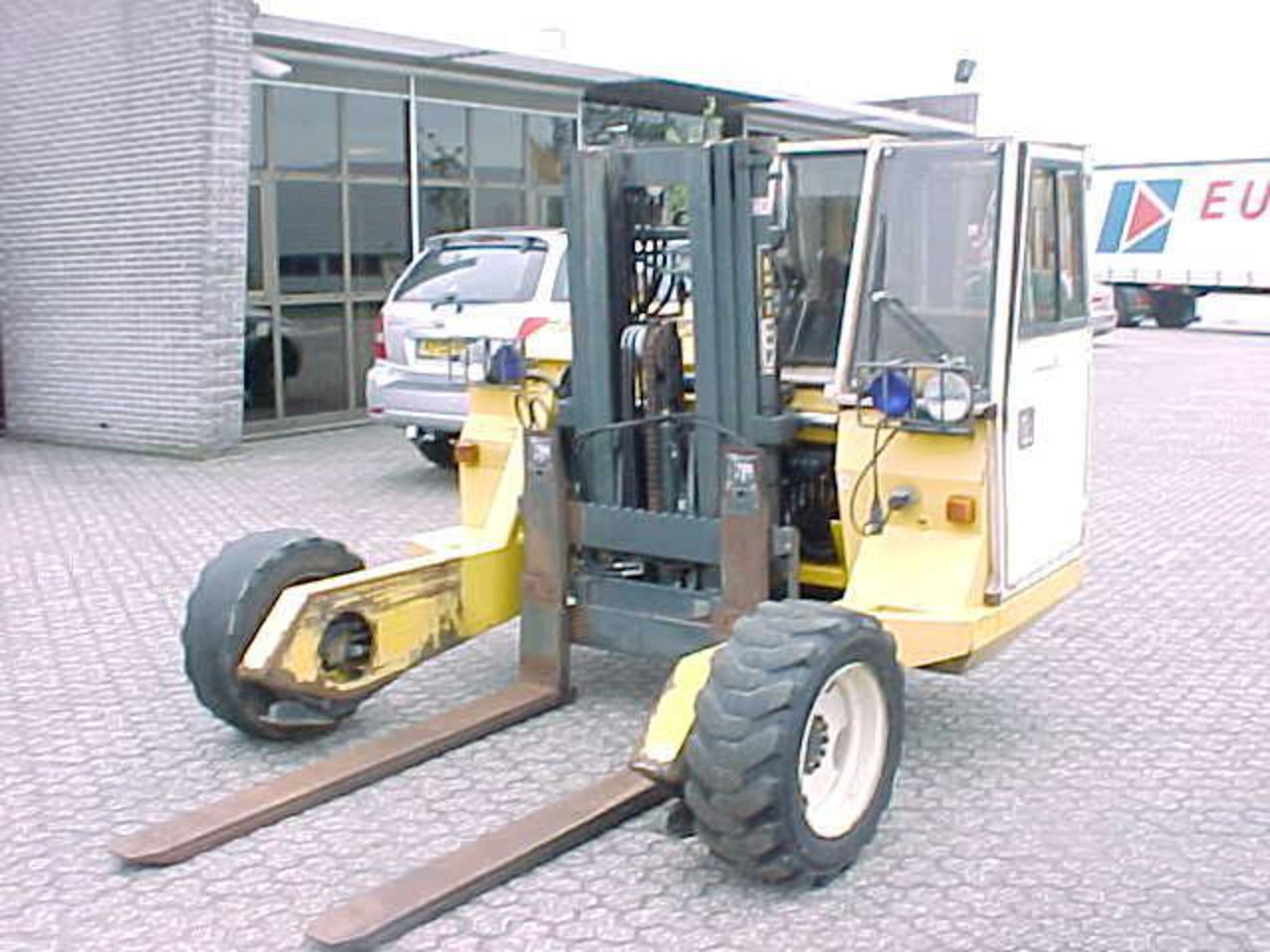Photo: VOLVO FM7 4X2 truck mounted forklift