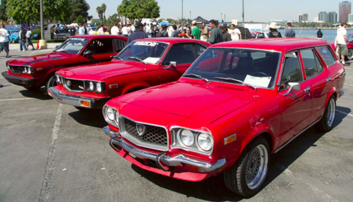 Un wagon Mazda RX-3 de 1973, avec deux autres Mazdas en arrière-plan.