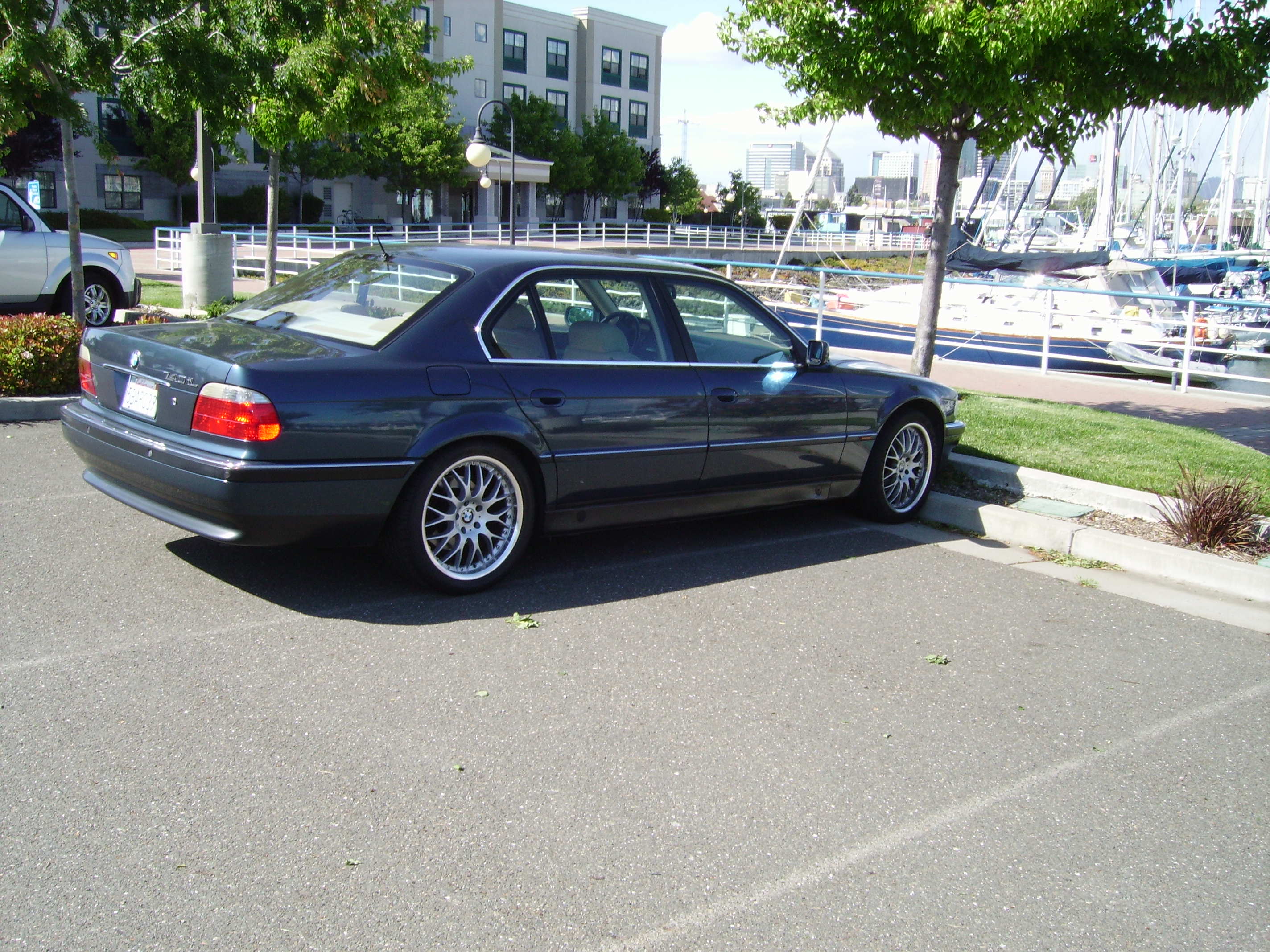 Dossier: 1996 BMW 740iL E38.jpg