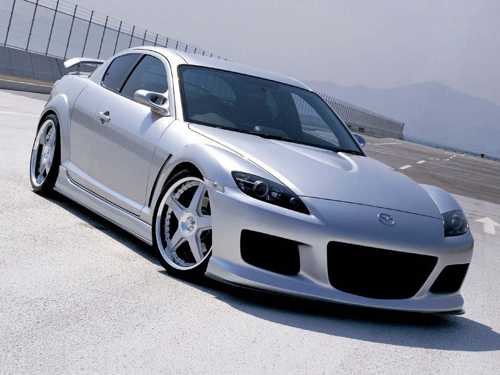 Mazda RX-8 est la voiture de sport la plus rapide et abordable, qui, vue du