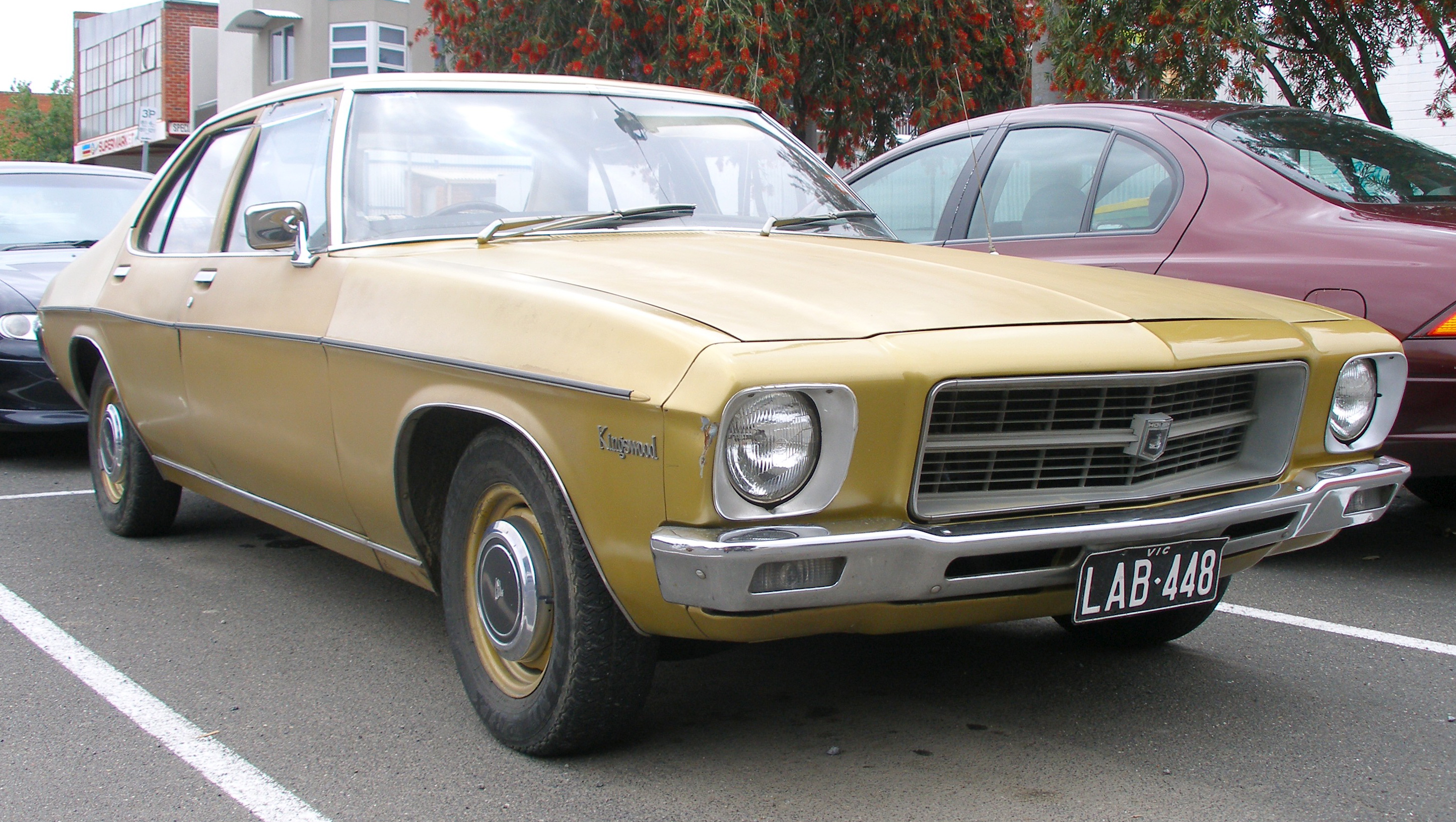 Dossier: 1971-1974 Holden HQ Kingswood sedan 01.jpg