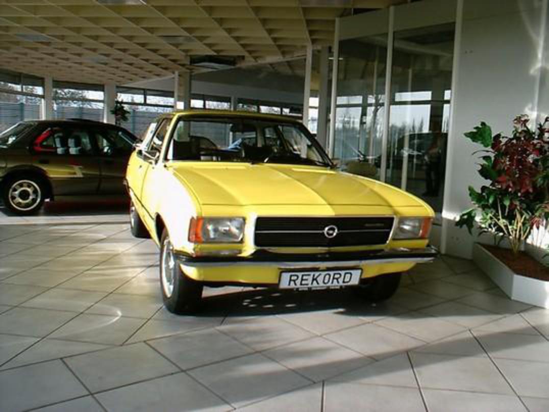 Bonjour, je ne veux pas m'attarder dans le discours ici Juste que j'adore l'Opel Rekord