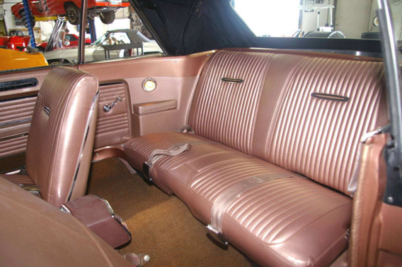 Galerie de Photos de Voitures classiques: Dodge Coronet R / T Cabriolet 1967: Vue sur la Banquette arrière