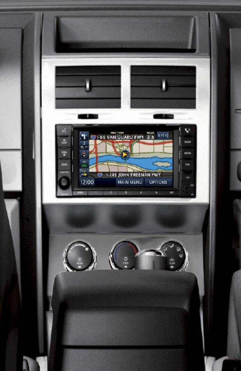 SUV intermédiaire Dodge Nitro - console avec système de navigation.